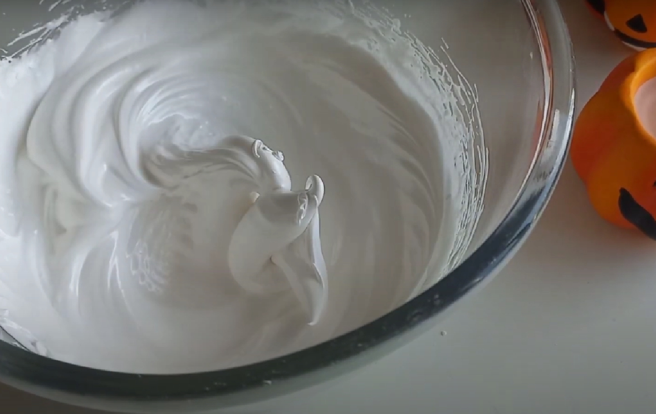 Дивовижний торт з привидами на Хелловін: рецепт шоколадного бісквіта для всієї родини